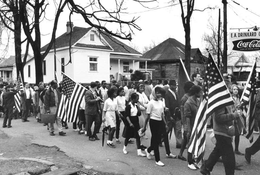 Rasizm i niewolnictwo: ich trwały wpływ na społeczeństwo amerykańskie