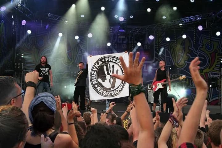 Muzyka przeciwko rasizmowi: jak dźwięki zmieniają świat na lepsze