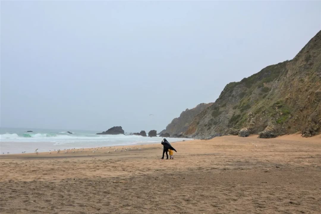 Najpiękniejsze plaże Lizbony: top 5 miejsc na relaks nad oceanem