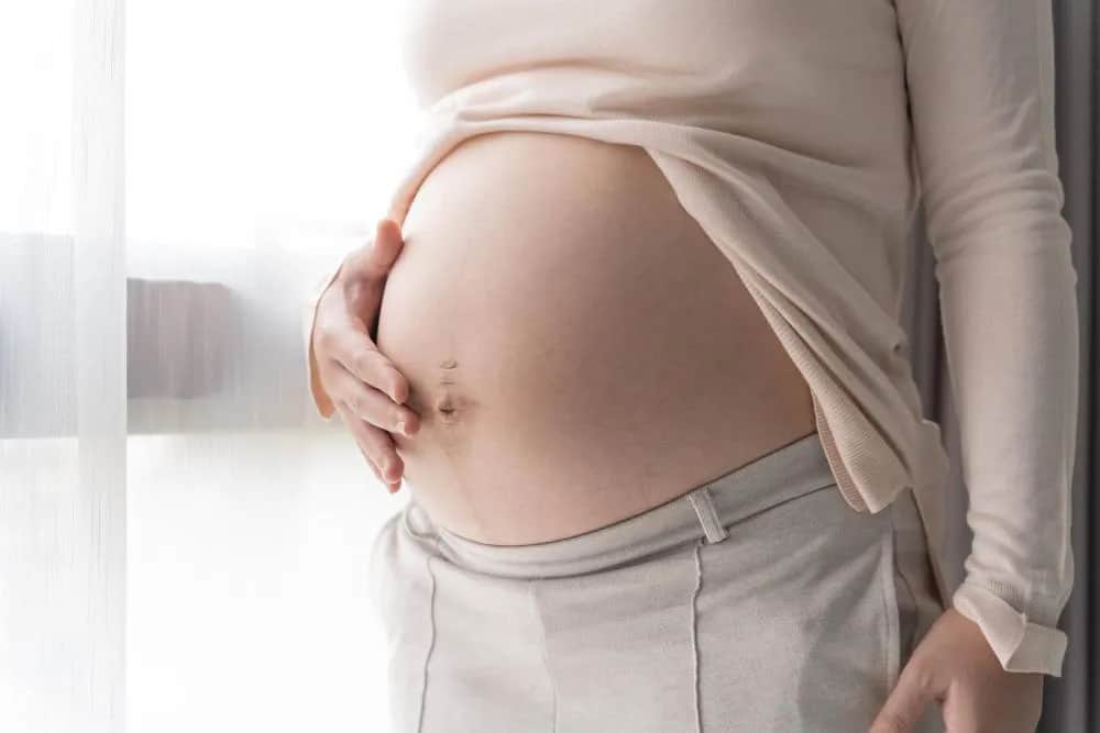 Jakie pieniądze należą się kobiecie w ciąży? Sprawdź swoje prawa