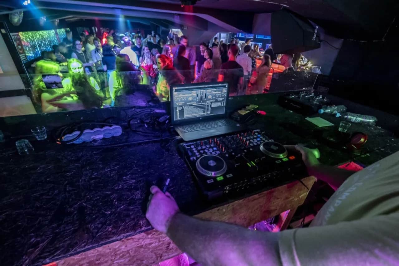 Najlepsze kluby nocne w Poznaniu: gdzie się bawić do rana?