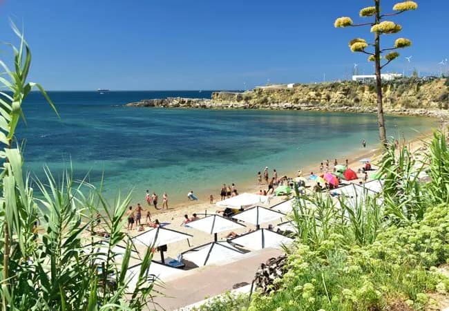 Najpiękniejsze plaże Lizbony i okolic - wakacyjny raj dla każdego
