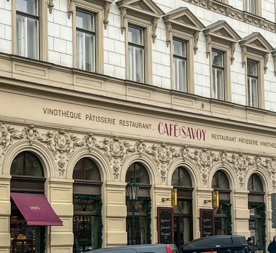 Cafe Savoy w Pradze: najlepsze śniadanie z widokiem na Wełtawę