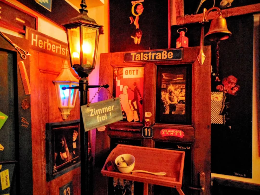 Burdele w Berlinie: Kompletny Przewodnik po Czerwonej Dzielnicy