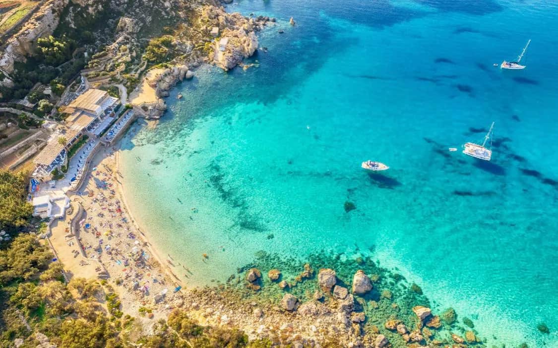 Najlepsze plaże na Malcie: 10 rajskich zakątków na wakacje