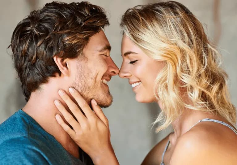 Jak zachowuje się facet któremu zależy na kobiecie - 10 sygnałów miłości