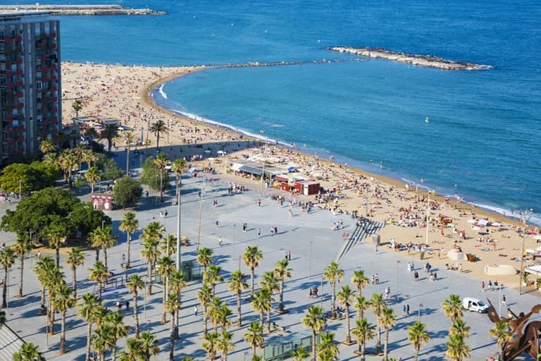Plaża w Barcelonie: Słynna Barceloneta i jej atrakcje - TOP 5